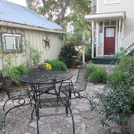 Carriage House Fredericksburg Bed & Breakfast Exterior foto