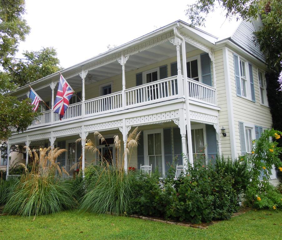 Carriage House Fredericksburg Bed & Breakfast Exterior foto