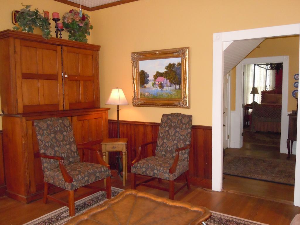 Carriage House Fredericksburg Bed & Breakfast Exterior foto